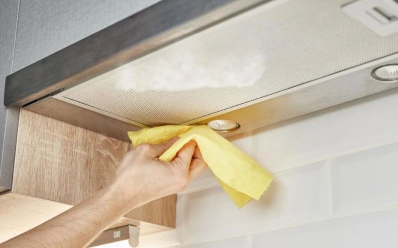 Làm sạch các khe và mép