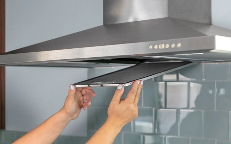 Tháo và làm sạch tấm lưới lọc